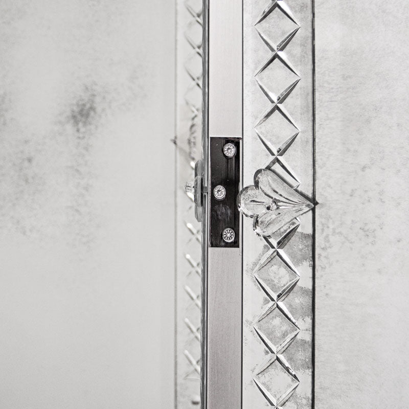 Decorative glass element on a glass surface